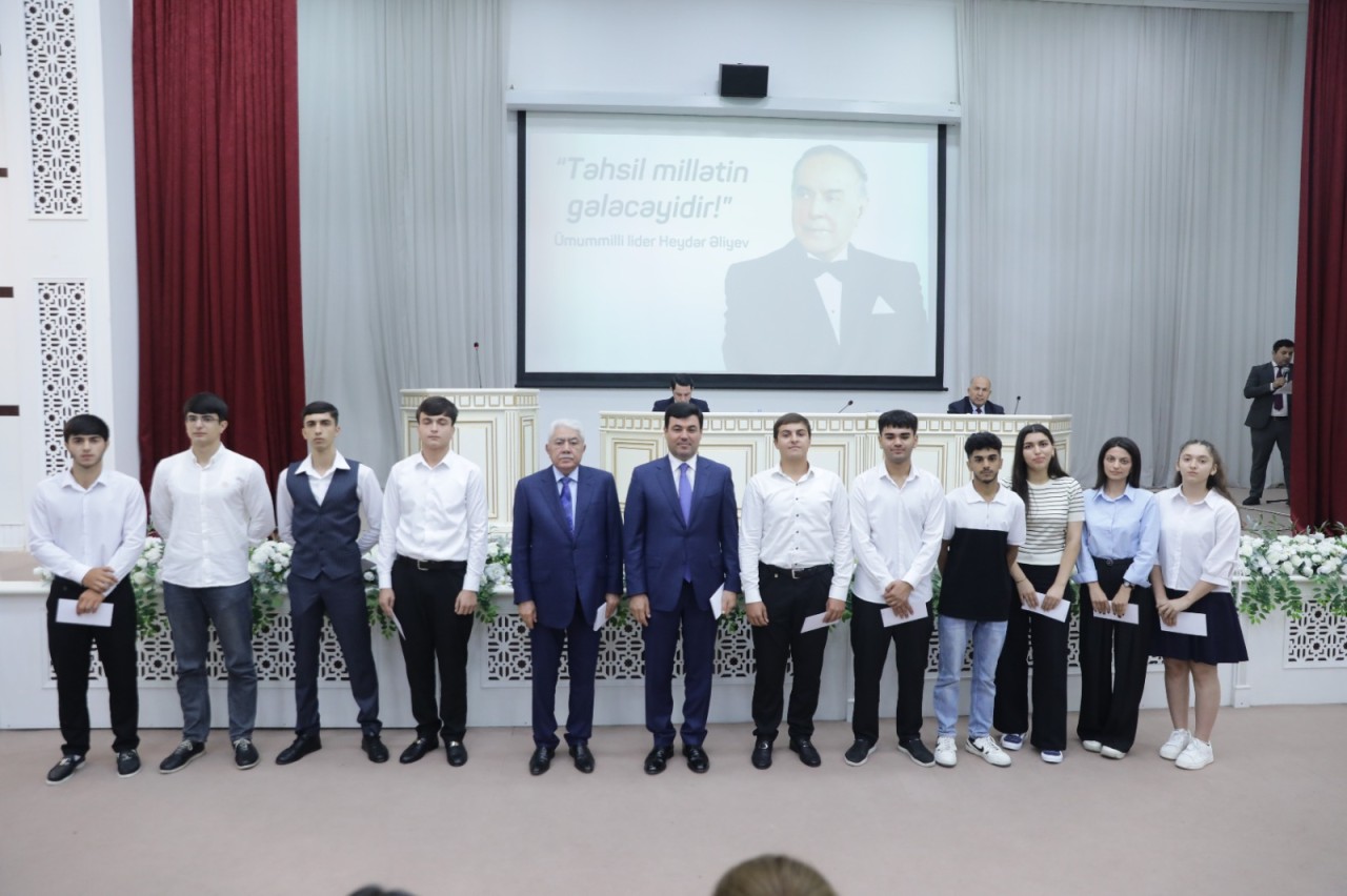 Deputat Ağalar Vəliyev Xaçmazda yüksək balla qəbul olan tələbələri mükafatlandırdı - FOTOLAR